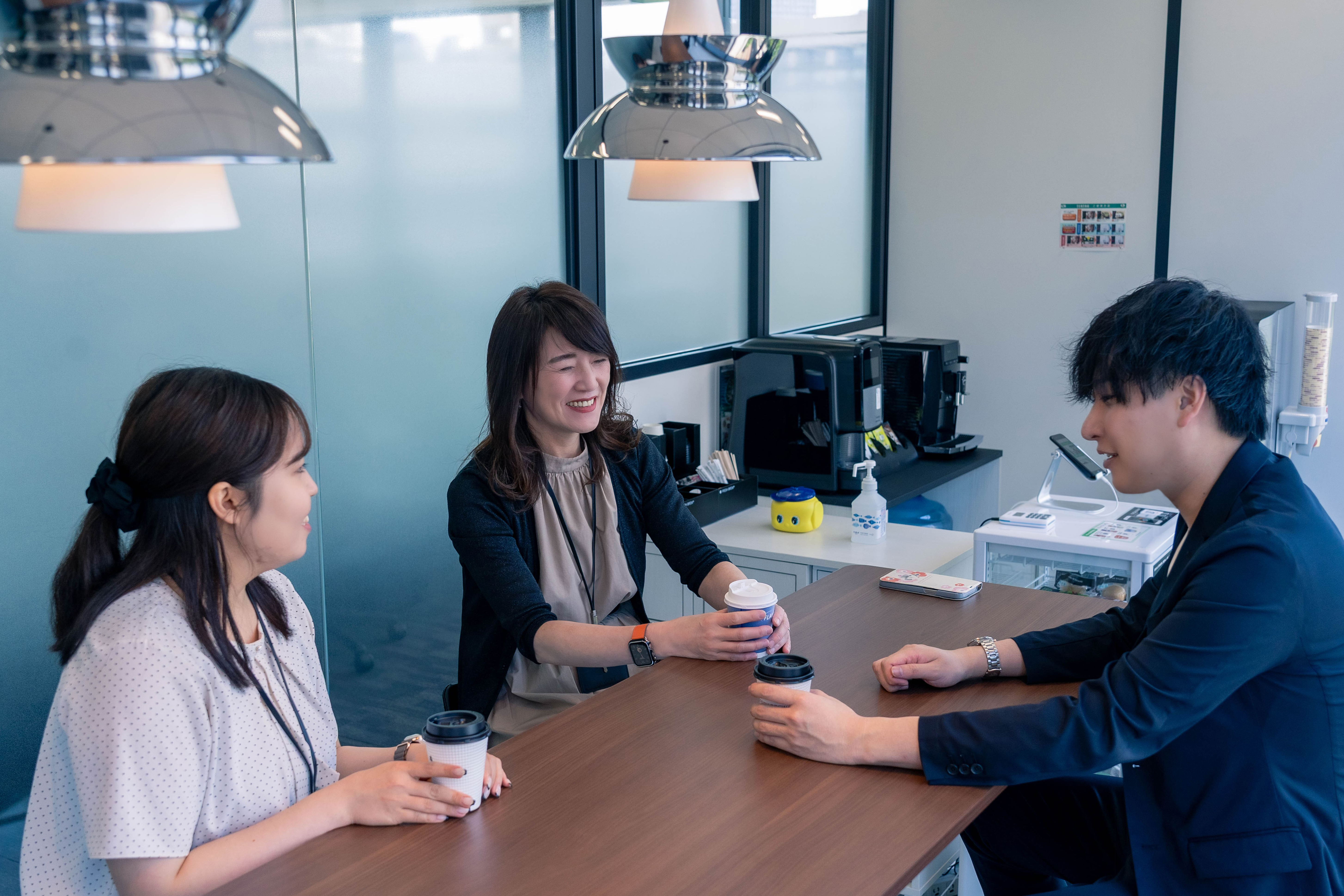 リフレッシュスペースで談話する様子
